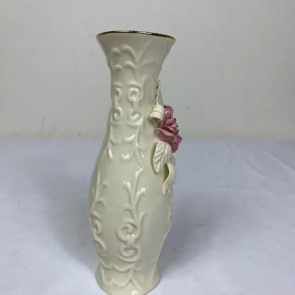 Elegant Ivory Porcelain vase w/pink roses and gold trim